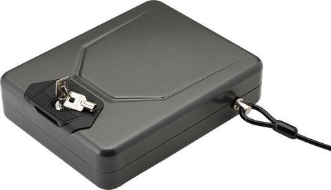 Coffre de sécurité Alpha Elite avec serrure à clé, tôle épaisse et résistance anti-effraction, idéal pour sécuriser deux pistolets type 1911, respectant les normes de sécurité enfant ASTM et CA DOJ.