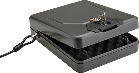 Coffre de sécurité Alpha Elite avec serrure à clé, tôle épaisse et résistance anti-effraction, idéal pour sécuriser deux pistolets type 1911, respectant les normes de sécurité enfant ASTM et CA DOJ.