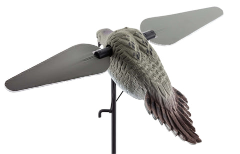 Appelant Europ-Arm pour Tourterelles à Ailes Tournantes en action, accessoire de chasse conçu pour imiter le mouvement d'une tourterelle en vol avec des ailes motorisées pour attirer les oiseaux lors de la chasse