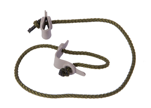 Image montrant l'Attache Europ-Arm pour appelant robuste et fiable, idéale pour sécuriser des appelants durant la chasse, avec une installation rapide et un matériau durable adapté à divers types d'appelants et terrains.