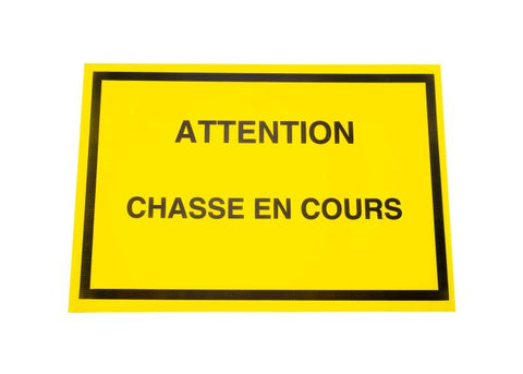 Panneau de signalisation chasse en cours de Januel avec couleur jaune vif, dimensions 60x40 cm, en plastique résistant aux intempéries, conçu pour alerter efficacement les passants et randonneurs des activités de chasse, augmentant la sécurité et la prévention dans les zones concernées.
