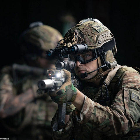 Masque balistique incolore BOLLE SAFETY X810 Tactical, idéal pour protection oculaire dans des environnements de combat exigeants, design ergonomique et champ de vision large, compatible avec casques tactiques.