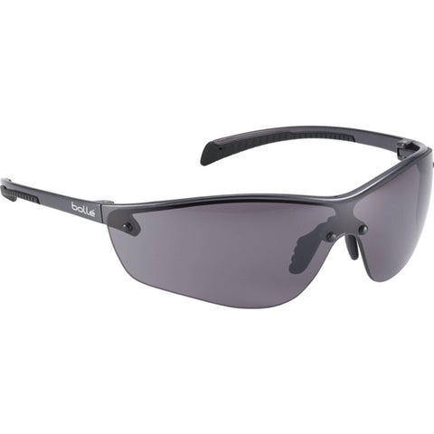 Lunettes de protection BOLLE SAFETY Silium+ avec verres fumés noirs, offrant design moderne, confort exceptionnel et protection mécanique solaire idéale pour environnement de forte luminosité, branches flexibles, et plaquettes ajustables pour un ajustement personnalisé