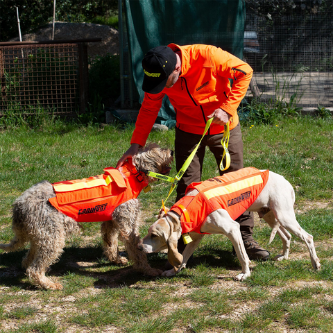 Gilet CaniHunt Protect Dog Armor V3 en tissu ultra-résistant CORDURA et SCHOELLER, protection de haute performance pour chiens de chasse, couleur orange fluo pour visibilité accrue, conçu pour résister aux perforations et à l'abrasion, s'ajuste facilement grâce à des boucles réglables et des coutures renforcées pour une durabilité exceptionnelle