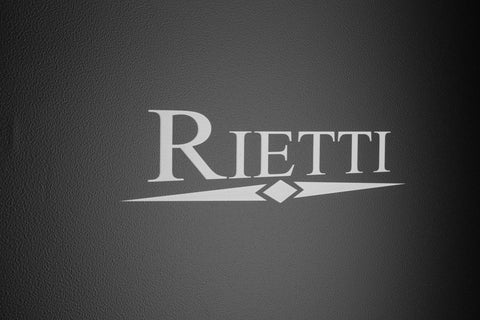Image d’un coffre-fort Rietti élégant et sécurisé, fabriqué en acier noir avec une finition laquée rouge, offrant un espace de rangement pour 18 fusils avec un râtelier en bois et mousse, serrure homologuée EN1300, idéal pour protéger vos armes tout en ajoutant une touche de sophistication à votre espace.