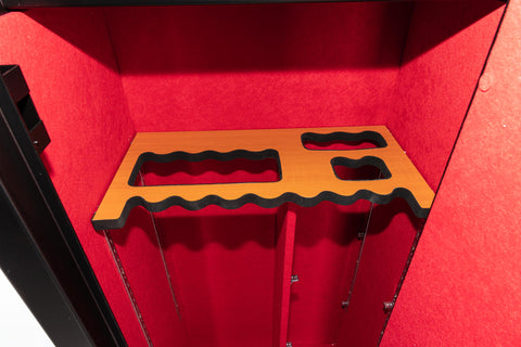 Image d’un coffre-fort Rietti élégant et sécurisé, fabriqué en acier noir avec une finition laquée rouge, offrant un espace de rangement pour 18 fusils avec un râtelier en bois et mousse, serrure homologuée EN1300, idéal pour protéger vos armes tout en ajoutant une touche de sophistication à votre espace.