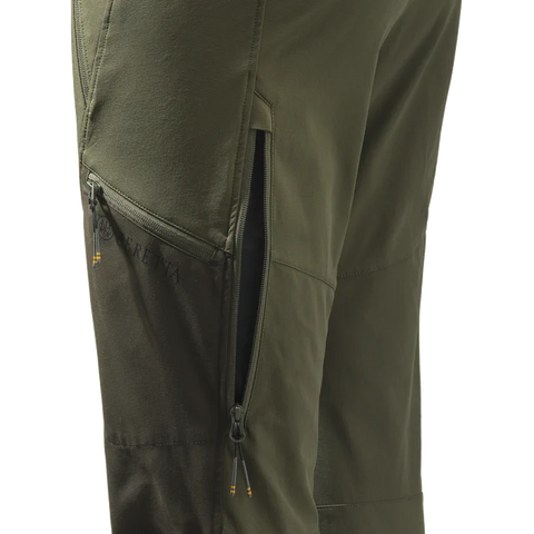 Pantalon Beretta Bymark pour homme, idéal pour la chasse et les activités de plein air, offrant confort, élasticité et résistance avec ceinture élastique et design ergonomique pour une liberté de mouvement optimale