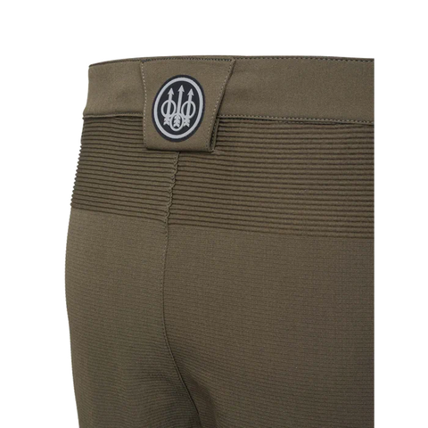 Pantalon de chasse Beretta Vertikal Blade pour homme en montagne, respirant, extensible et résistant à l'abrasion, vue de face montrant la construction sans couture et la coupe slim moderne idéale pour des performances exceptionnelles en terrain difficile.