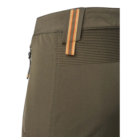 Pantalon de chasse Beretta Vertikal Blade pour homme en montagne, respirant, extensible et résistant à l'abrasion, vue de face montrant la construction sans couture et la coupe slim moderne idéale pour des performances exceptionnelles en terrain difficile.