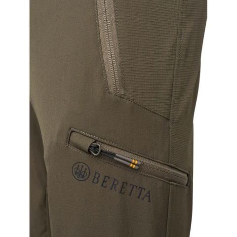 Pantalon de chasse Beretta Vertikal Blade pour homme en montagne, respirant, extensible et résistant à l'abrasion, vue de face montrant la construction sans couture et la coupe slim moderne idéale pour des performances exceptionnelles en terrain difficile.