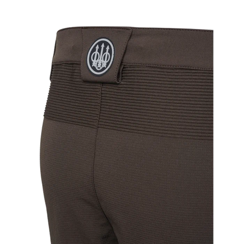 Pantalon de chasse Beretta Vertikal Blade pour homme en montagne, respirant, extensible et résistant à l'abrasion, vue de face montrant la construction sans couture et la coupe slim moderne idéale pour des performances exceptionnelles en terrain difficile.