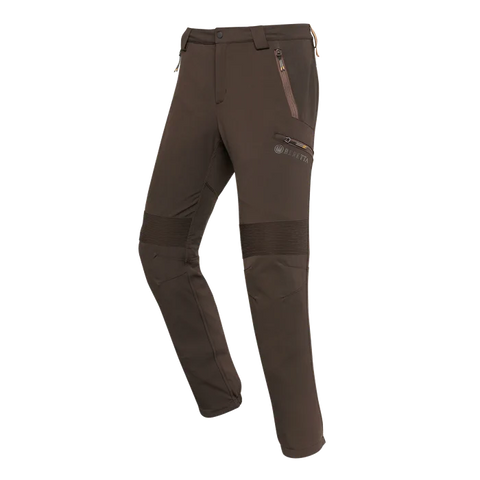 Pantalon de chasse Beretta Vertikal Blade pour homme en montagne, respirant, extensible et résistant à l'abrasion, vue de face montrant la construction sans couture et la coupe slim moderne idéale pour des performances exceptionnelles en terrain difficile.