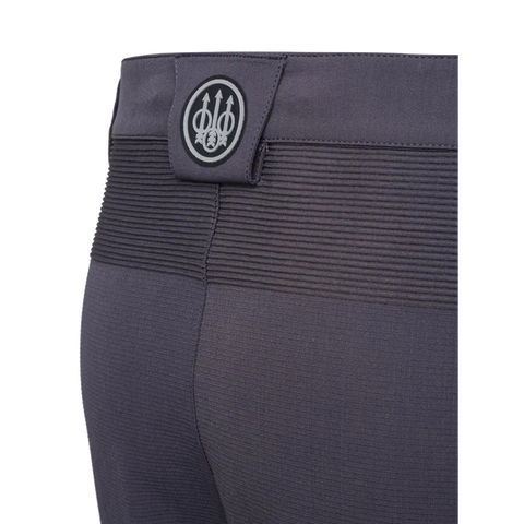 Pantalon de chasse Beretta Vertikal Blade pour homme en montagne, respirant, extensible et résistant à l'abrasion, vue de face montrant la construction sans couture et la coupe slim moderne idéale pour des performances exceptionnelles en terrain difficile.