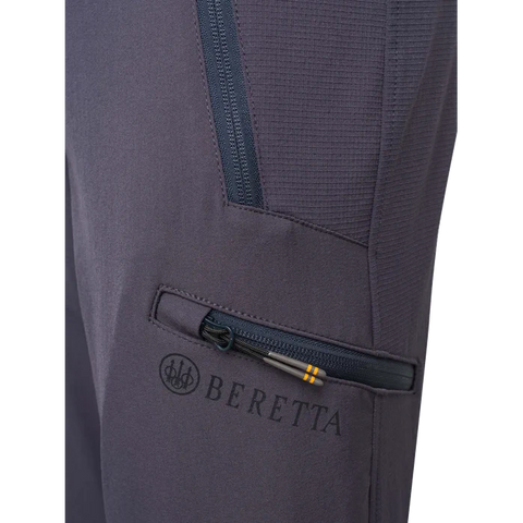Pantalon de chasse Beretta Vertikal Blade pour homme en montagne, respirant, extensible et résistant à l'abrasion, vue de face montrant la construction sans couture et la coupe slim moderne idéale pour des performances exceptionnelles en terrain difficile.