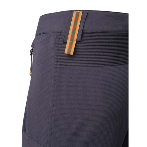 Pantalon de chasse Beretta Vertikal Blade pour homme en montagne, respirant, extensible et résistant à l'abrasion, vue de face montrant la construction sans couture et la coupe slim moderne idéale pour des performances exceptionnelles en terrain difficile.