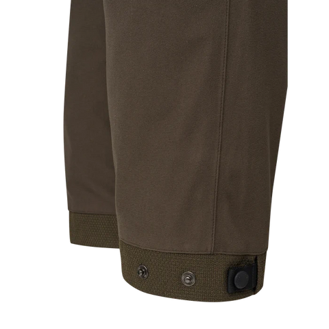 Pantalon de chasse Beretta Bakhold imperméable et respirant, conçu pour le silence et la liberté de mouvement, idéal pour les environnements exigeants. Taille élastique, glissières YKK, et doublure thermique avec membrane BWB EVO pour une protection et un confort optimaux.