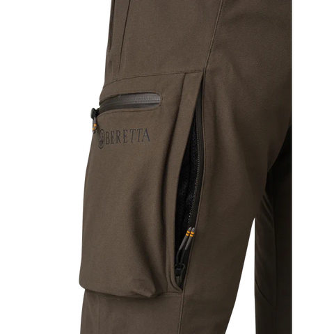 Pantalon de chasse Beretta Bakhold imperméable et respirant, conçu pour le silence et la liberté de mouvement, idéal pour les environnements exigeants. Taille élastique, glissières YKK, et doublure thermique avec membrane BWB EVO pour une protection et un confort optimaux.