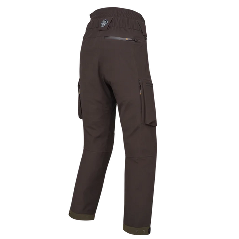 Pantalon de chasse Beretta Bakhold imperméable et respirant, conçu pour le silence et la liberté de mouvement, idéal pour les environnements exigeants. Taille élastique, glissières YKK, et doublure thermique avec membrane BWB EVO pour une protection et un confort optimaux.