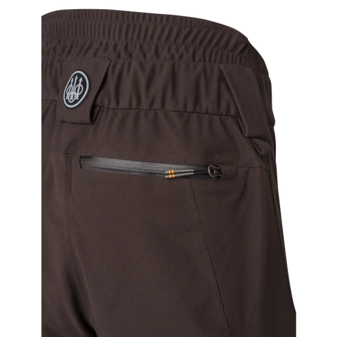 Pantalon de chasse Beretta Bakhold imperméable et respirant, conçu pour le silence et la liberté de mouvement, idéal pour les environnements exigeants. Taille élastique, glissières YKK, et doublure thermique avec membrane BWB EVO pour une protection et un confort optimaux.