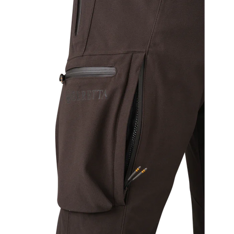 Pantalon de chasse Beretta Bakhold imperméable et respirant, conçu pour le silence et la liberté de mouvement, idéal pour les environnements exigeants. Taille élastique, glissières YKK, et doublure thermique avec membrane BWB EVO pour une protection et un confort optimaux.