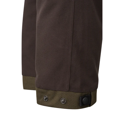 Pantalon de chasse Beretta Bakhold imperméable et respirant, conçu pour le silence et la liberté de mouvement, idéal pour les environnements exigeants. Taille élastique, glissières YKK, et doublure thermique avec membrane BWB EVO pour une protection et un confort optimaux.