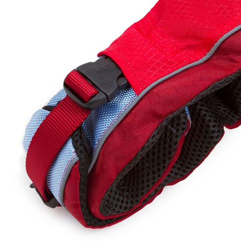 gilet de flottaison SURF N TURF™ sur un chien, flottant en sécurité lors d'activités nautiques comme le paddle et le canoë, avec poignées d'extraction et tissu Ripstop™ résistant, pour assurer la sécurité et le confort de votre animal dans l'eau