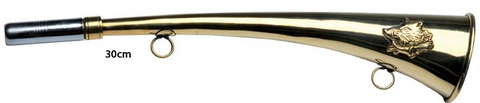 Corne d'appel Januel en laiton de 30 cm avec décor sanglier, un instrument traditionnel et élégant pour la chasse, offrant durabilité et sonorité exceptionnelle, idéal pour les signals en milieu forestier, apprécié des amateurs de chasse au gros gibier