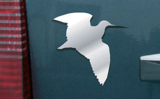 Image du logo 3D Januel représentant une bécasse avec un style chromé, montrant un design en relief élégant conçu pour adhérer solidement aux surfaces variées, idéal pour personnaliser des équipements de chasse et des véhicules, résistant aux conditions extérieures