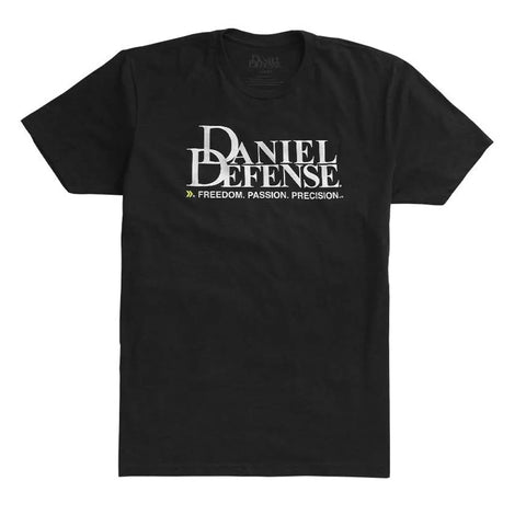T-Shirt Daniel Defense Classic en gris, parfait pour les amateurs de tir sportif et d'armurerie, offrant confort, style et durabilité avec un logo emblématique.