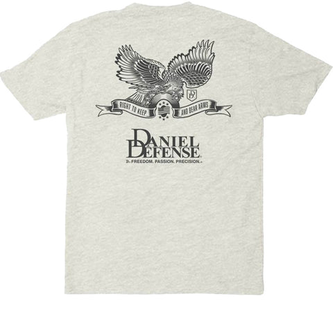 T-Shirt Daniel Defense Classic en gris, parfait pour les amateurs de tir sportif et d'armurerie, offrant confort, style et durabilité avec un logo emblématique.
