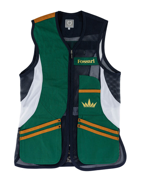 Gilet de tir FOSSARI Sporting en vert avec finitions matelassées, conçu pour le Ball-trap et tir à la fosse, offrant confort et ergonomie grâce à ses inserts élastiques latéraux et ses poches pratiques pour cartouches, adapté pour tireurs droitiers ou gauchers, idéal en compétition avec clip métal pour dossard, tissu robuste et renfort épaule pour absorption du recul, modèle disponible en plusieurs tailles de M à 5XL