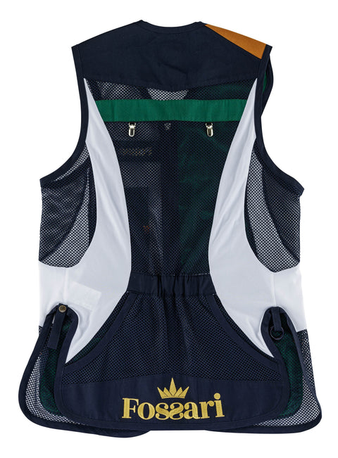 Gilet de tir FOSSARI Sporting en vert avec finitions matelassées, conçu pour le Ball-trap et tir à la fosse, offrant confort et ergonomie grâce à ses inserts élastiques latéraux et ses poches pratiques pour cartouches, adapté pour tireurs droitiers ou gauchers, idéal en compétition avec clip métal pour dossard, tissu robuste et renfort épaule pour absorption du recul, modèle disponible en plusieurs tailles de M à 5XL