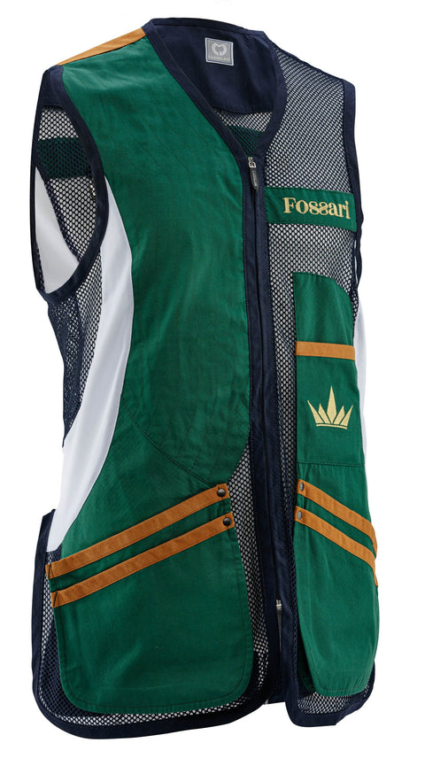 Gilet de tir FOSSARI Sporting en vert avec finitions matelassées, conçu pour le Ball-trap et tir à la fosse, offrant confort et ergonomie grâce à ses inserts élastiques latéraux et ses poches pratiques pour cartouches, adapté pour tireurs droitiers ou gauchers, idéal en compétition avec clip métal pour dossard, tissu robuste et renfort épaule pour absorption du recul, modèle disponible en plusieurs tailles de M à 5XL