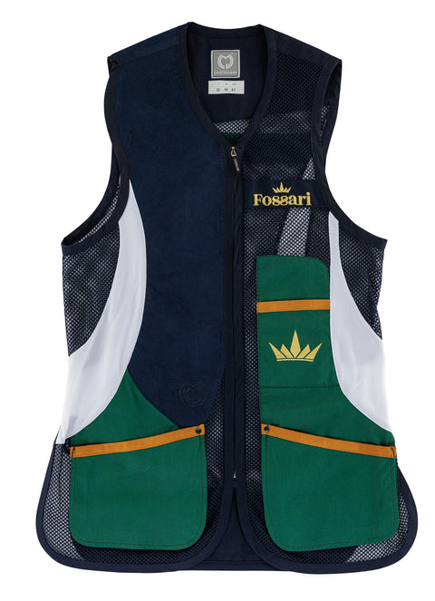 Gilet de ball-trap FOSSARI, élégance et performance, conçu pour tireurs exigeants. Gilet ajustable avec tissu respirant et poches spacieuses, idéal pour rangement munitions. Confort optimal avec renforts d'épaule et design ergonomique, parfait pour toute session de ball-trap.