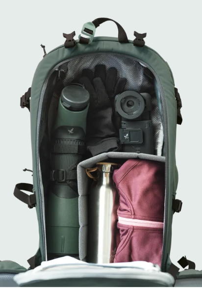 Sac à dos de plein air SWAROVSKI OPTIK spacieux avec système dorsal Deuter Alpine, 24 litres, compartiment spécial pour jumelles, polyester recyclé, certifié bluesign, housse imperméable, idéal pour la randonnée et le trekking.