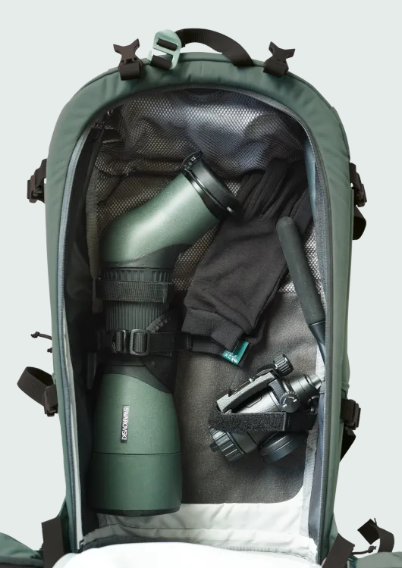 Sac à dos de plein air SWAROVSKI OPTIK spacieux avec système dorsal Deuter Alpine, 24 litres, compartiment spécial pour jumelles, polyester recyclé, certifié bluesign, housse imperméable, idéal pour la randonnée et le trekking.