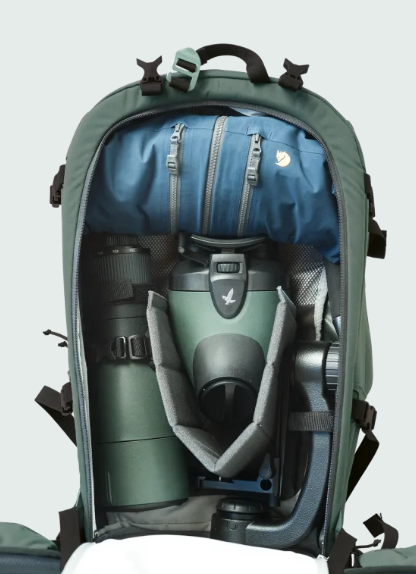 Sac à dos de plein air SWAROVSKI OPTIK spacieux avec système dorsal Deuter Alpine, 24 litres, compartiment spécial pour jumelles, polyester recyclé, certifié bluesign, housse imperméable, idéal pour la randonnée et le trekking.