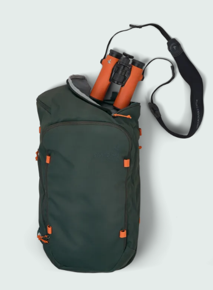 Sac à dos de plein air SWAROVSKI OPTIK spacieux avec système dorsal Deuter Alpine, 24 litres, compartiment spécial pour jumelles, polyester recyclé, certifié bluesign, housse imperméable, idéal pour la randonnée et le trekking.