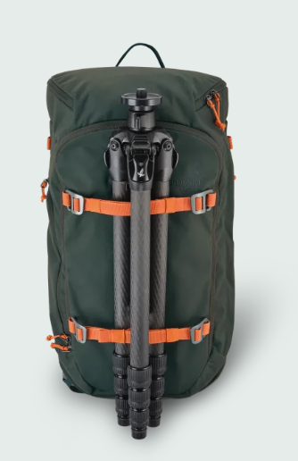 Sac à dos de plein air SWAROVSKI OPTIK spacieux avec système dorsal Deuter Alpine, 24 litres, compartiment spécial pour jumelles, polyester recyclé, certifié bluesign, housse imperméable, idéal pour la randonnée et le trekking.
