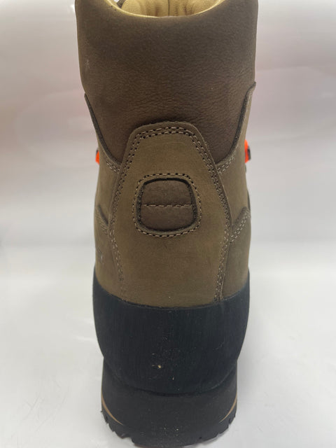 Chaussures Browning Pyxidis en cuir de daim huilé couleur taupe, avec semelle Vibram Curcuma et membrane imperméable, idéales pour trekking et chasse, offrant confort et adhérence pour les aventures maritimes et conditions difficiles. Pointures disponibles de 40 à 46, avec doublure en polyester Microban et col en nubuck pour une durabilité optimale.