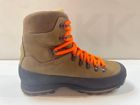 Chaussures Browning Pyxidis en cuir de daim huilé couleur taupe, avec semelle Vibram Curcuma et membrane imperméable, idéales pour trekking et chasse, offrant confort et adhérence pour les aventures maritimes et conditions difficiles. Pointures disponibles de 40 à 46, avec doublure en polyester Microban et col en nubuck pour une durabilité optimale.