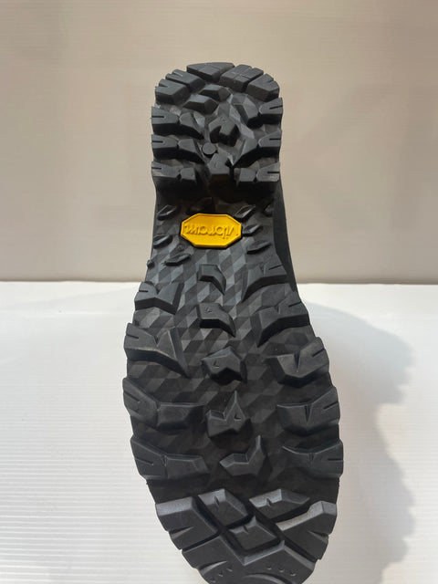 Chaussures Browning Pyxidis en cuir de daim huilé couleur taupe, avec semelle Vibram Curcuma et membrane imperméable, idéales pour trekking et chasse, offrant confort et adhérence pour les aventures maritimes et conditions difficiles. Pointures disponibles de 40 à 46, avec doublure en polyester Microban et col en nubuck pour une durabilité optimale.