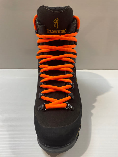 Les chaussures Browning Taurus sont conçues pour les conditions difficiles avec une tige de 20 cm, en cuir et nylon balistique, elles intègrent une membrane imperméable Prevent Xtrem, doublure en polyester brossé, semelles Vibram solides et un pare-pierre. Parfaites pour la chasse et la randonnée, offrant style, durabilité, et confort pour chaque aventure.