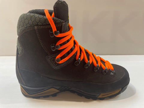 Les chaussures Browning Taurus sont conçues pour les conditions difficiles avec une tige de 20 cm, en cuir et nylon balistique, elles intègrent une membrane imperméable Prevent Xtrem, doublure en polyester brossé, semelles Vibram solides et un pare-pierre. Parfaites pour la chasse et la randonnée, offrant style, durabilité, et confort pour chaque aventure.