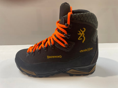 Les chaussures Browning Taurus sont conçues pour les conditions difficiles avec une tige de 20 cm, en cuir et nylon balistique, elles intègrent une membrane imperméable Prevent Xtrem, doublure en polyester brossé, semelles Vibram solides et un pare-pierre. Parfaites pour la chasse et la randonnée, offrant style, durabilité, et confort pour chaque aventure.