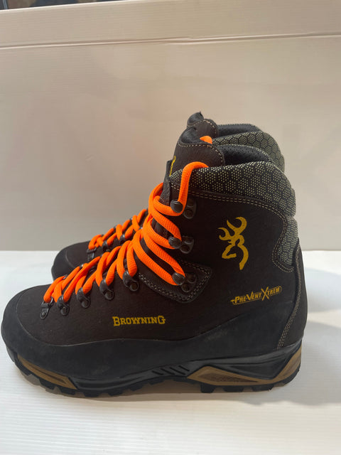Les chaussures Browning Taurus sont conçues pour les conditions difficiles avec une tige de 20 cm, en cuir et nylon balistique, elles intègrent une membrane imperméable Prevent Xtrem, doublure en polyester brossé, semelles Vibram solides et un pare-pierre. Parfaites pour la chasse et la randonnée, offrant style, durabilité, et confort pour chaque aventure.