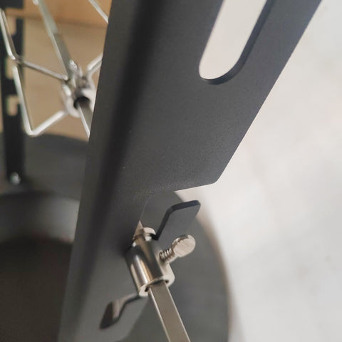 Tourne broche motorisé en acier inoxydable pour barbecue, garantissant une cuisson homogène et juteuse de vos viandes rôties.