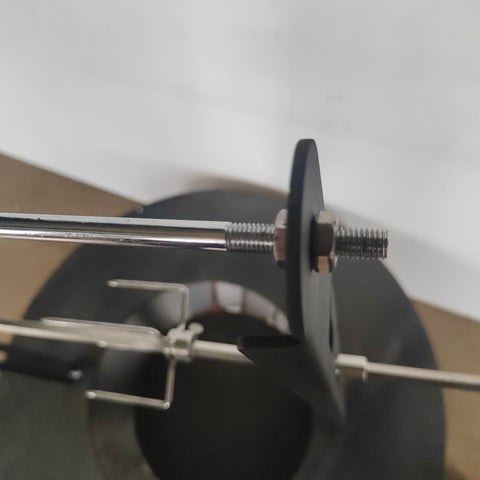 Tourne broche motorisé en acier inoxydable pour barbecue, garantissant une cuisson homogène et juteuse de vos viandes rôties.