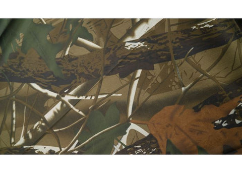 Grand parapluie Januel camo feuillage 170x110 cm, idéal pour la chasse et l'observation de la nature grâce à son design discret et sa robustesse. Parapluie extérieur offrant une protection étendue contre les intempéries avec une ouverture facile et un camouflage optimal pour une intégration naturelle dans l'environnement.