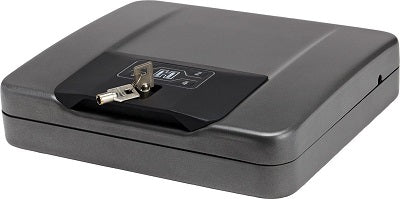 Coffre RAPiD Safe 4800KP avec ouverture sans contact rapide activée par bracelet et badge RFiD, sûreté renforcée pour enfants, construction en acier ultra solide intégrant deux verrous internes. Dispositif sécurisé avec accès par code digital, conçu pour la protection des deux pistolets type 1911 ou un gros revolver. Coffre doté de branchement continu et câble de sécurité permettant un usage mobile et permanent.